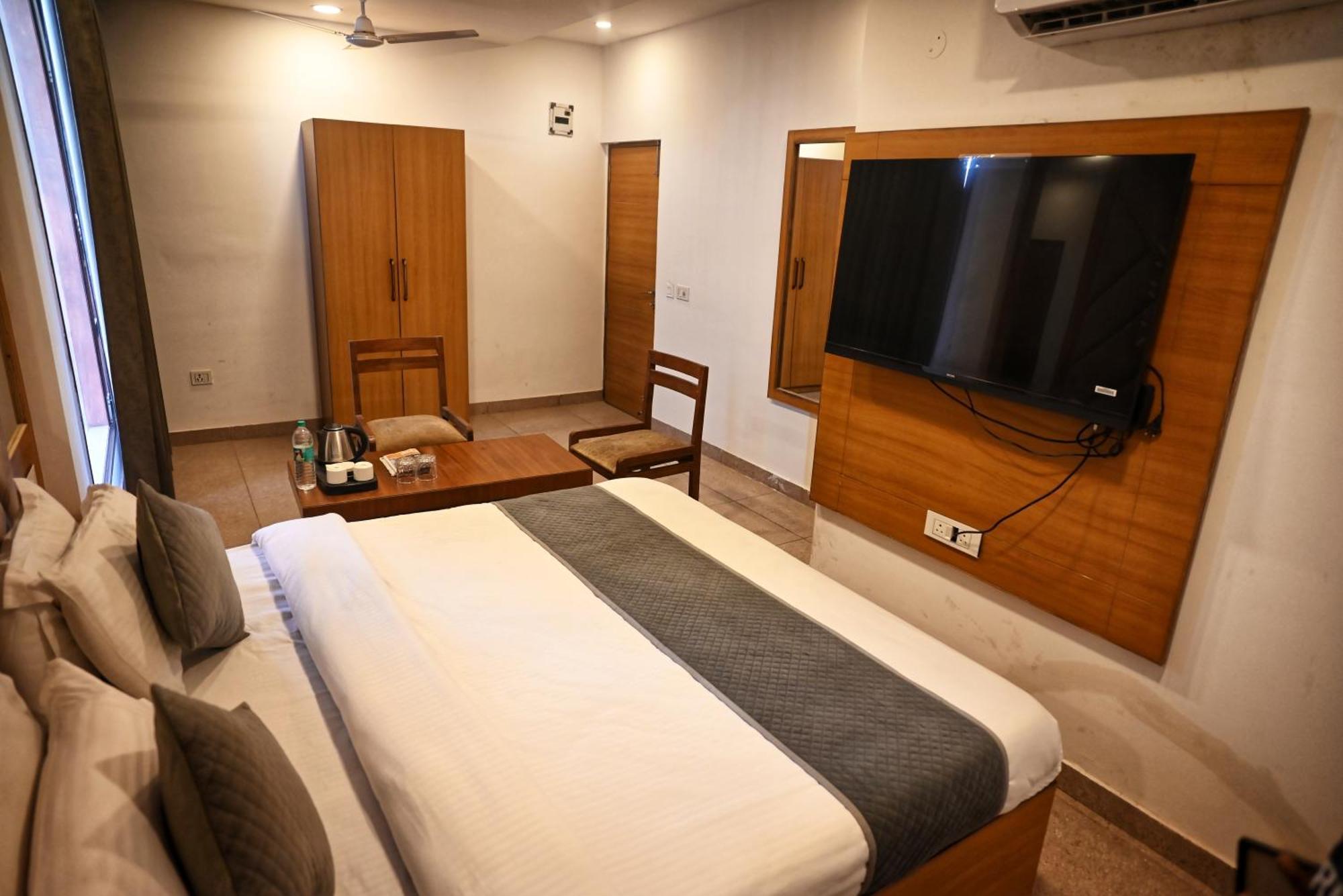 Hotel Lake View Chandīgarh Esterno foto