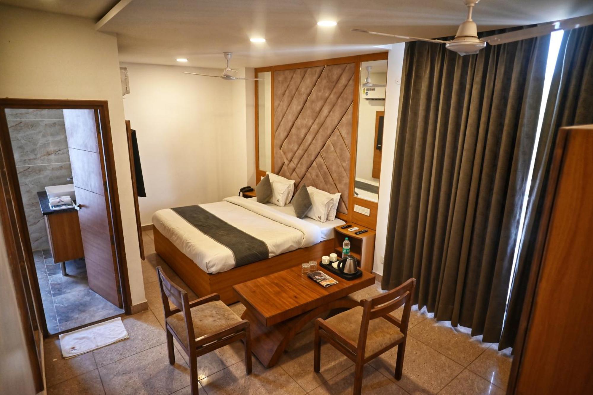 Hotel Lake View Chandīgarh Esterno foto