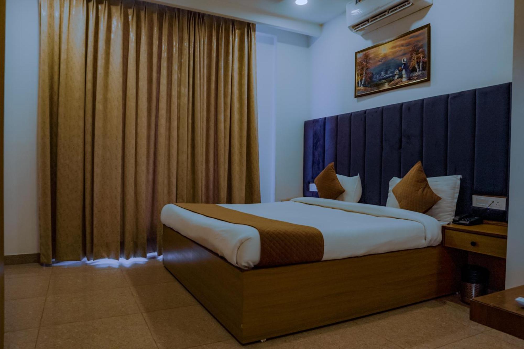 Hotel Lake View Chandīgarh Esterno foto