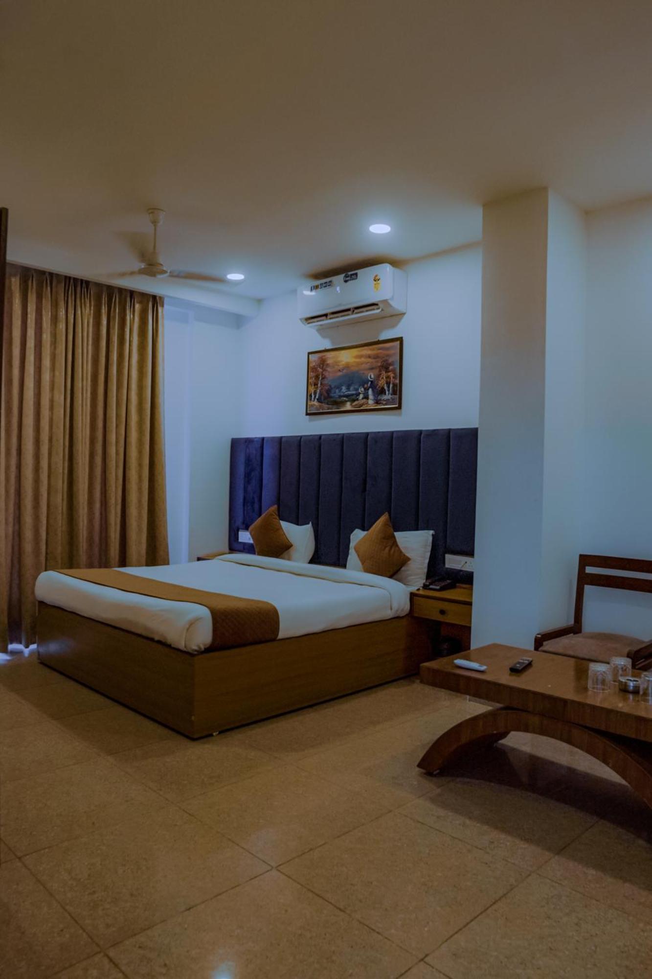Hotel Lake View Chandīgarh Esterno foto