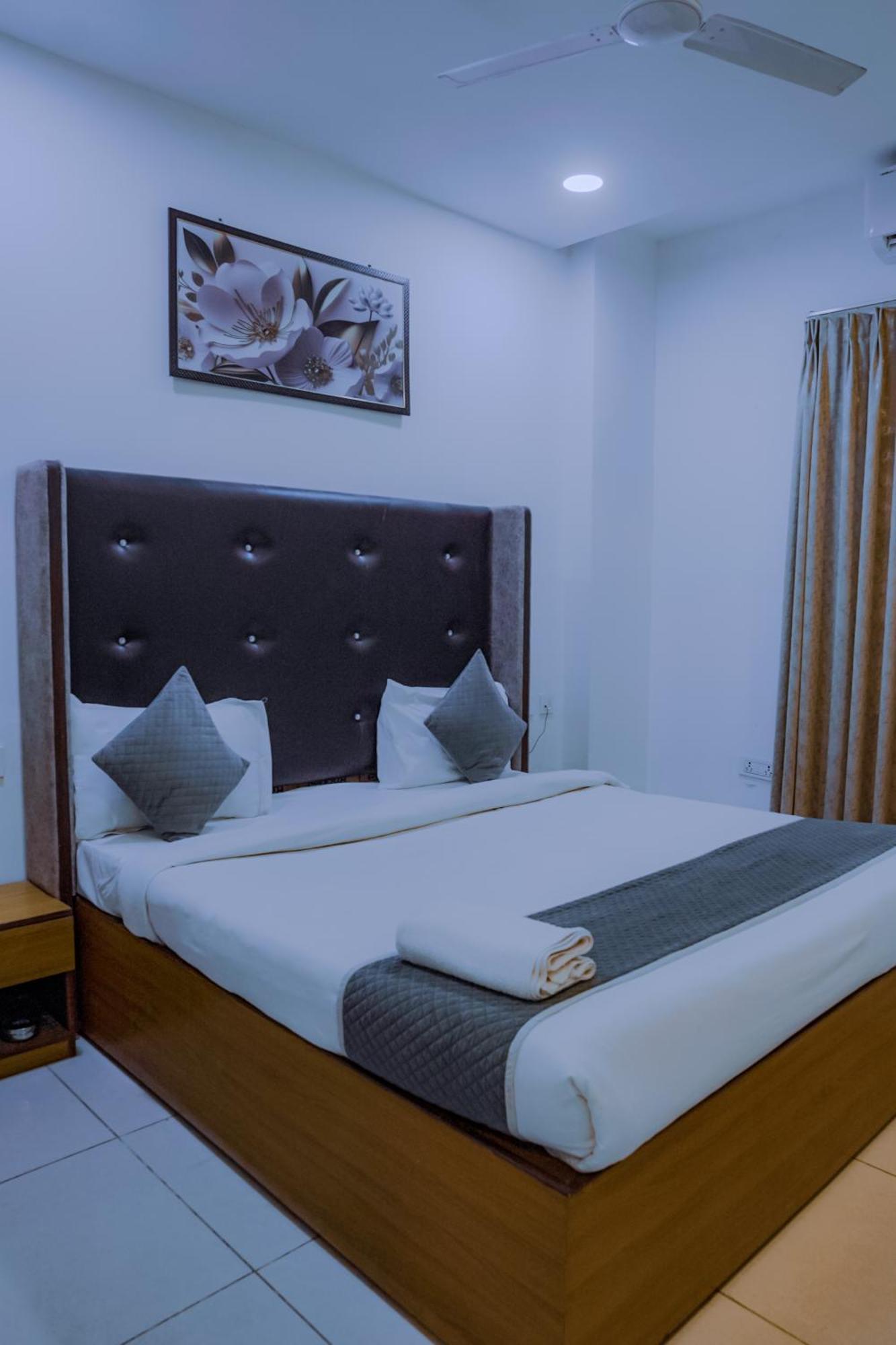 Hotel Lake View Chandīgarh Esterno foto