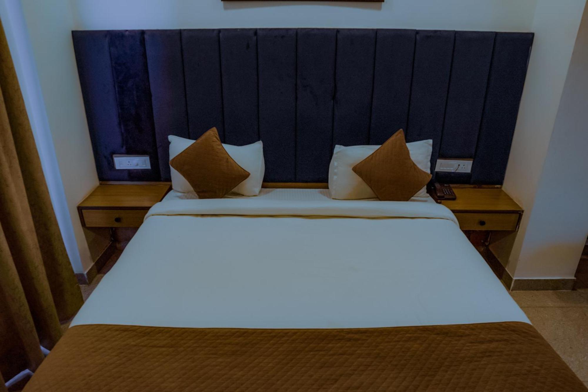 Hotel Lake View Chandīgarh Esterno foto